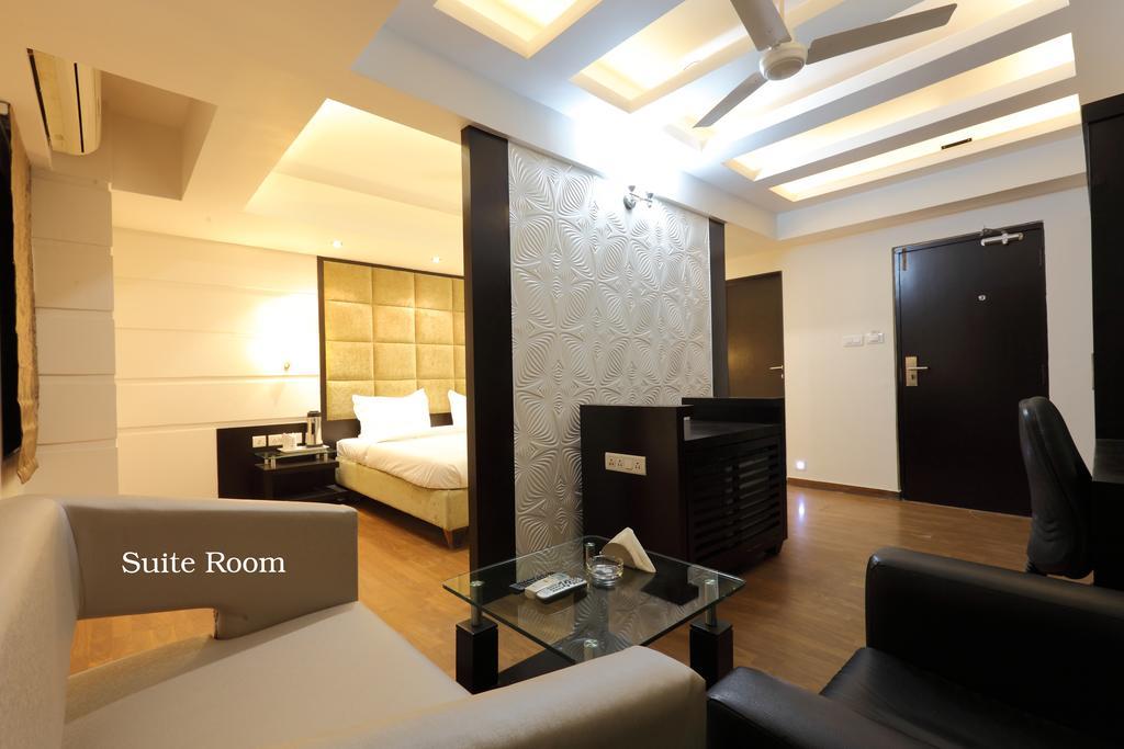 Celestia The Hotel Ahmedabad Zimmer foto